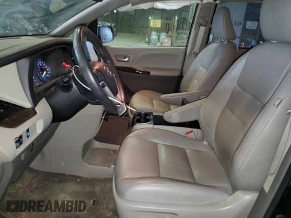 2017 Toyota Sienna XLE with VIN 5TDDZ3DC8HS159886, listed as a Copart auction lot 84218265 with 54,113 mi miles and Salvage title. Bid and sale history available at DreamBid. Image 7.