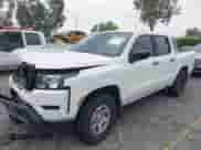 2022 Nissan Frontier S z VIN 1N6ED1EJ7NN608316, wystawiony jako IAAI lot #42047047 z przebiegiem 33 896 mil mil oraz . Historia ofert i sprzedaży dostępna na DreamBid. Obrazek 2.