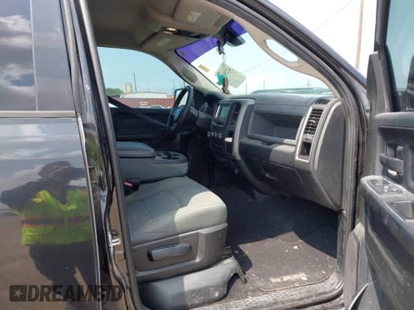 2018 Ram 1500 Express z VIN 1C6RR7KT4JS147562, wystawiony jako IAAI lot #42129188 z przebiegiem 125 332 mil mil oraz . Historia ofert i sprzedaży dostępna na DreamBid. Obrazek 5.