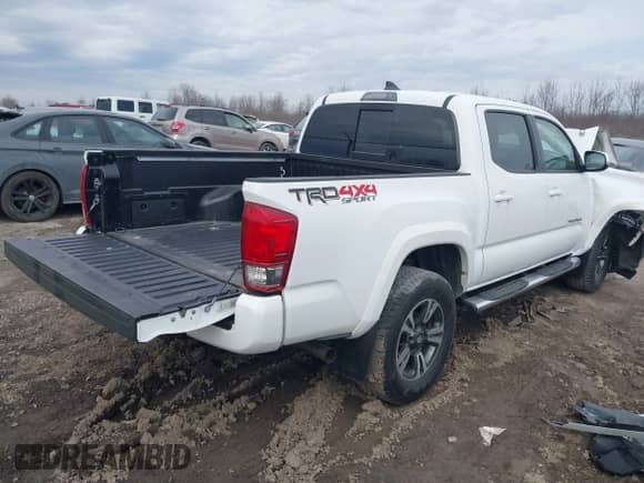 2017 Toyota Tacoma SR5 с VIN 3TMCZ5AN3HM106655, выставлен на аукционе IAAI как лот 41838777 с пробегом 63 740 миль миль и . История ставок и продаж доступна на DreamBid. Изображение 4.