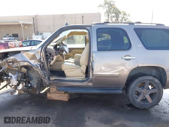 2014 Chevrolet Tahoe LTZ с VIN 1GNSKCE09ER154892, выставлен на аукционе IAAI как лот 41435673 с пробегом Не указан миль и . История ставок и продаж доступна на DreamBid. Изображение 14.