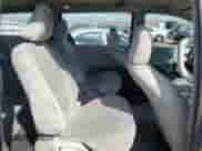 2013 Toyota Sienna L z VIN 5TDZK3DC9DS380773, wystawiony jako Copart lot #81634495 z przebiegiem 526 335 mil mil oraz Czysty tytuł • Clean title. Historia ofert i sprzedaży dostępna na DreamBid. Obrazek 11.