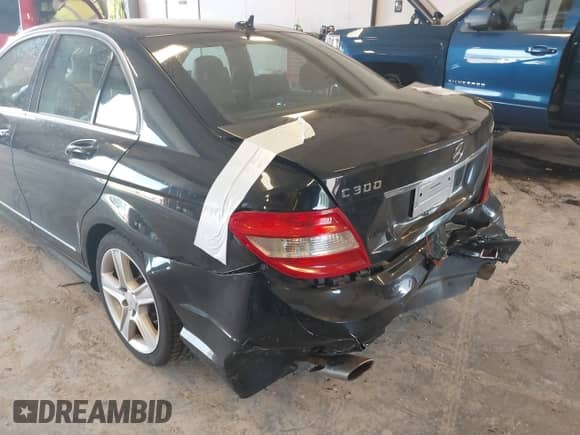 2011 Mercedes-Benz C 300 Sport z VIN WDDGF8BB8BF531723, wystawiony jako IAAI lot #42970166 z przebiegiem 137 077 mil mil oraz . Historia ofert i sprzedaży dostępna na DreamBid. Obrazek 6.