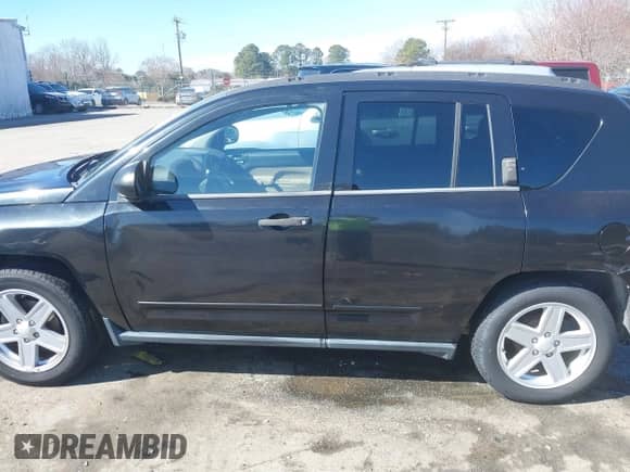 2010 Jeep Compass Sport z VIN 1J4NT1FB1AD624776, wystawiony jako IAAI lot #41571247 z przebiegiem 172 799 mil mil oraz . Historia ofert i sprzedaży dostępna na DreamBid. Obrazek 14.