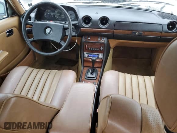 1985 Mercedes-Benz 300 с VIN WDBAB33C1FA213675, выставлен на аукционе Copart как лот 87248224 с пробегом 151 084 миль миль и Списание • Salvage title. История ставок и продаж доступна на DreamBid. Изображение 8.