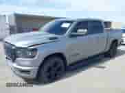 2022 Ram 1500 Big Horn z VIN 1C6RREFT3NN157681, wystawiony jako IAAI lot #42358287 z przebiegiem 106 659 mil mil oraz . Historia ofert i sprzedaży dostępna na DreamBid. Obrazek 2.