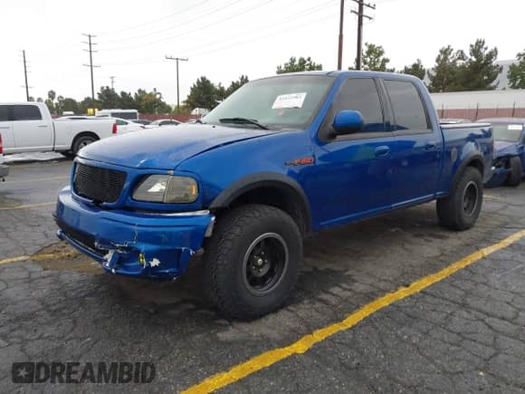 2002 Ford F-150 XLT с VIN 1FTRW07622KA89092, выставлен на аукционе IAAI как лот 43423503 с пробегом 186 061 миль миль и . История ставок и продаж доступна на DreamBid. Изображение 18.