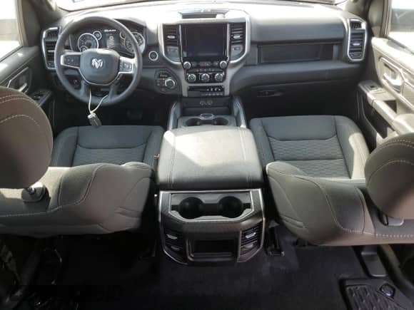 2025 Ram 1500 Big Horn z VIN 1C6RRFFG2SN536384, wystawiony jako Copart lot #90044455 z przebiegiem 10 815 mil mil oraz Szkoda całkowita • Salvage title. Historia ofert i sprzedaży dostępna na DreamBid. Obrazek 8.