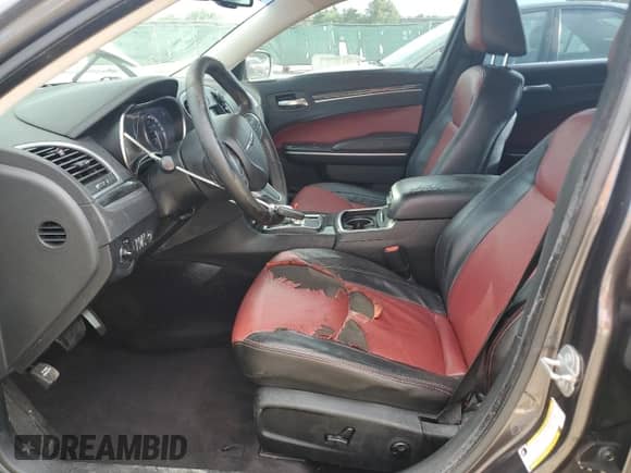 2018 Chrysler 300 Touring с VIN 2C3CCAAG3JH279242, выставлен на аукционе Copart как лот 84751225 с пробегом 131 759 миль миль и Списание • Salvage title. История ставок и продаж доступна на DreamBid. Изображение 7.