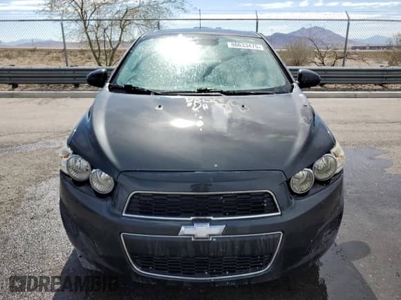 2015 Chevrolet Sonic LT z VIN 1G1JC5SB6F4126932, wystawiony jako Copart lot #80633475 z przebiegiem 64 738 mil mil oraz Czysty tytuł • Clean title. Historia ofert i sprzedaży dostępna na DreamBid. Obrazek 5.