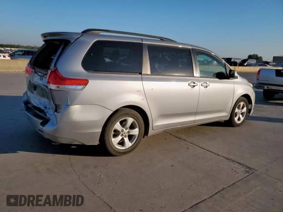2012 Toyota Sienna LE с VIN 5TDKK3DC2CS270793, выставлен на аукционе Copart как лот 85106675 с пробегом 266 356 миль миль и Списание • Salvage title. История ставок и продаж доступна на DreamBid. Изображение 3.