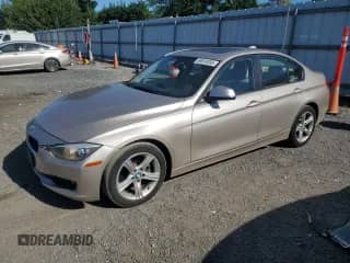 2014 BMW 3 Series 320i xDrive с VIN WBA3C3C56EF983989, выставлен на аукционе Copart как лот 69824035 с пробегом 113 009 миль миль и Списание • Salvage title. История ставок и продаж доступна на DreamBid. Изображение 1.