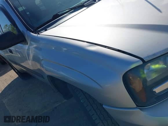 2005 Chevrolet TrailBlazer LT z VIN 1GNDT13S852324005, wystawiony jako IAAI lot #43286785 z przebiegiem 163 166 mil mil oraz . Historia ofert i sprzedaży dostępna na DreamBid. Obrazek 6.