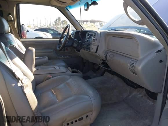 1999 Chevrolet Suburban z VIN 1GNFK16R9XJ318663, wystawiony jako IAAI lot #43358644 z przebiegiem 197 845 mil mil oraz . Historia ofert i sprzedaży dostępna na DreamBid. Obrazek 5.