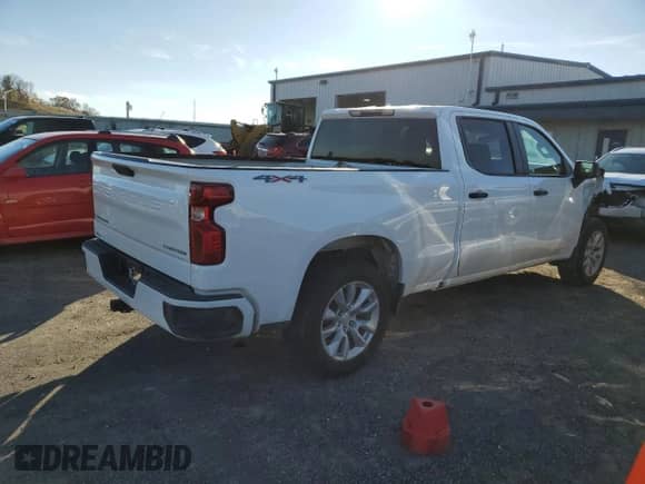 2022 Chevrolet Silverado 1500 Custom z VIN 1GCPDBEK0NZ615711, wystawiony jako Copart lot #78734284 z przebiegiem 58 741 mil mil oraz Szkoda całkowita • Salvage title. Historia ofert i sprzedaży dostępna na DreamBid. Obrazek 3.