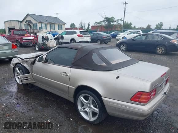 1999 Mercedes-Benz SL 500 z VIN WDBFA68F5XF172646, wystawiony jako IAAI lot #42696506 z przebiegiem 104 740 mil mil oraz . Historia ofert i sprzedaży dostępna na DreamBid. Obrazek 3.
