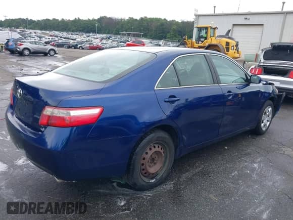 2007 Toyota Camry XLE z VIN 4T1BK46K57U039216, wystawiony jako IAAI lot #42674920 z przebiegiem 97 318 mil mil oraz . Historia ofert i sprzedaży dostępna na DreamBid. Obrazek 4.