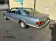 1985 Mercedes-Benz 500 z VIN WDBCA44D7FA152776, wystawiony jako Copart lot #90896815 z przebiegiem 214 799 mil mil oraz Czysty tytuł • Clean title. Historia ofert i sprzedaży dostępna na DreamBid. Obrazek 3.