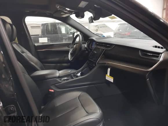 2025 Jeep Grand Cherokee Limited with VIN 1C4RJKBG2S8632657, listed as a IAAI auction lot 41669674 with 1,582 mi miles and . Bid and sale history available at DreamBid. Image 5.