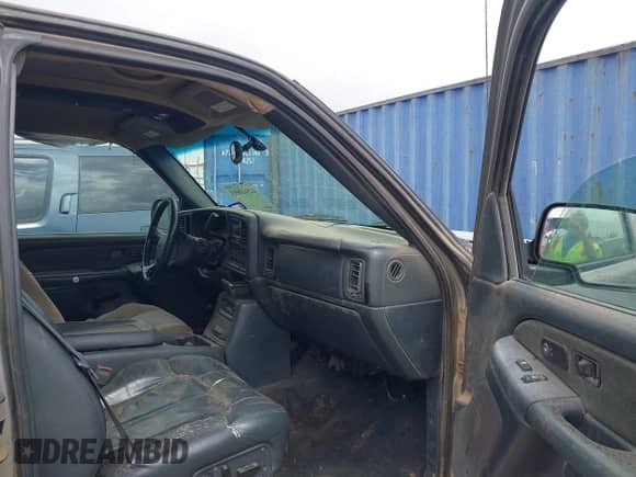 2001 GMC Sierra 1500 SLE z VIN 2GTEC19T211132148, wystawiony jako IAAI lot #42563895 z przebiegiem 368 186 mil mil oraz . Historia ofert i sprzedaży dostępna na DreamBid. Obrazek 5.