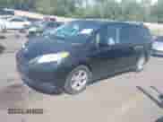 2013 Toyota Sienna LE AAS z VIN 5TDKK3DC2DS286090, wystawiony jako IAAI lot #43164057 z przebiegiem 178 206 mil mil oraz . Historia ofert i sprzedaży dostępna na DreamBid. Obrazek 2.