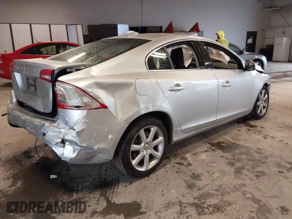 2016 Volvo S60 T5 Drive-E Premier z VIN YV126MFK7G2409287, wystawiony jako IAAI lot #42359026 z przebiegiem 51 495 mil mil oraz . Historia ofert i sprzedaży dostępna na DreamBid. Obrazek 4.