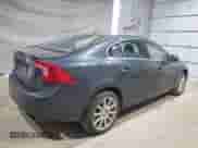 2014 Volvo S60 T5 z VIN YV1612FH6E2276916, wystawiony jako Copart lot #69001855 z przebiegiem 121 441 mil mil oraz Szkoda całkowita • Salvage title. Historia ofert i sprzedaży dostępna na DreamBid. Obrazek 3.