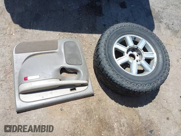 2000 Chevrolet Suburban LS z VIN 3GNEC16T1YG131974, wystawiony jako IAAI lot #41983971 z przebiegiem 245 767 mil mil oraz . Historia ofert i sprzedaży dostępna na DreamBid. Obrazek 12.