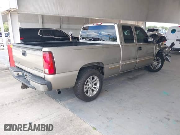 2002 Chevrolet Silverado 1500 LS with VIN 2GCEC19T221427915, listed as a IAAI auction lot 43143055 with Not provided miles and . Bid and sale history available at DreamBid. Image 4.