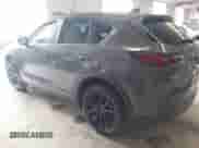 2025 Mazda CX-5 S Carbon Edition z VIN JM3KFBCM2S0623499, wystawiony jako IAAI lot #42865410 z przebiegiem 15 933 mil mil oraz . Historia ofert i sprzedaży dostępna na DreamBid. Obrazek 3.