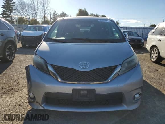 2017 Toyota Sienna SE z VIN 5TDXZ3DC1HS801135, wystawiony jako Copart lot #80895805 z przebiegiem 156 224 mil mil oraz Czysty tytuł • Clean title. Historia ofert i sprzedaży dostępna na DreamBid. Obrazek 5.