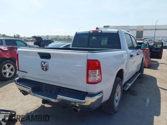 2023 Ram 1500 Big Horn z VIN 1C6RREFT2PN579184, wystawiony jako IAAI lot #43023028 z przebiegiem 47 603 mil mil oraz . Historia ofert i sprzedaży dostępna na DreamBid. Obrazek 4.