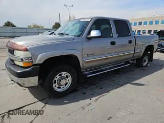 2002 Chevrolet Silverado 2500HD LS z VIN 1GCHK23UX2F234508, wystawiony jako Copart lot #54331215 z przebiegiem 142 239 mil mil oraz Czysty tytuł • Clean title. Historia ofert i sprzedaży dostępna na DreamBid. Obrazek 1.