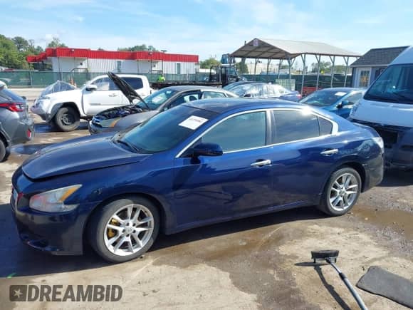 2012 Nissan Maxima SV z VIN 1N4AA5AP3CC835027, wystawiony jako IAAI lot #43370581 z przebiegiem 152 579 mil mil oraz . Historia ofert i sprzedaży dostępna na DreamBid. Obrazek 14.