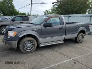 2010 Ford F-150 XL с VIN 1FTMF1C82AKA36494, выставлен на аукционе Copart как лот 55940235 с пробегом 206 893 миль миль и Списание • Salvage title. История ставок и продаж доступна на DreamBid. Изображение 1.