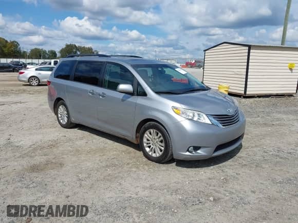 2017 Toyota Sienna XLE Auto Access Seat z VIN 5TDYZ3DCXHS878865, wystawiony jako IAAI lot #43404452 z przebiegiem 175 131 mil mil oraz . Historia ofert i sprzedaży dostępna na DreamBid. Obrazek 1.