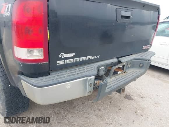 2007 GMC Sierra 1500 SLT с VIN 2GTEK13M471563958, выставлен на аукционе IAAI как лот 41742032 с пробегом 294 548 миль миль и . История ставок и продаж доступна на DreamBid. Изображение 19.