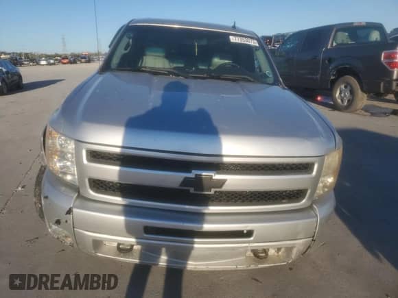 2010 Chevrolet Silverado 1500 LT with VIN 3GCRKSE38AG273099, listed as a Copart auction lot 82939803 with 220,293 mi miles and Salvage title. Bid and sale history available at DreamBid. Image 5.
