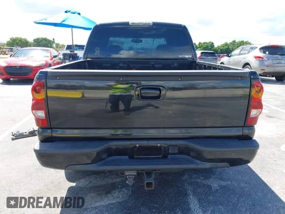 2005 Chevrolet Silverado 1500 LS z VIN 2GCEC13T451322080, wystawiony jako IAAI lot #43125281 z przebiegiem 205 678 mil mil oraz . Historia ofert i sprzedaży dostępna na DreamBid. Obrazek 17.