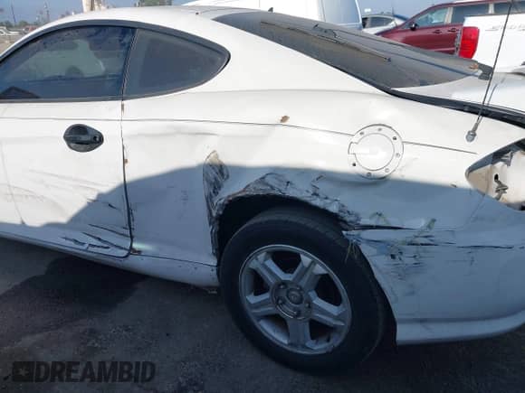 2004 Hyundai Tiburon GS z VIN KMHHM65D64U107599, wystawiony jako IAAI lot #42895093 z przebiegiem 184 234 mil mil oraz . Historia ofert i sprzedaży dostępna na DreamBid. Obrazek 6.