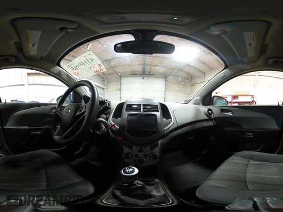 2014 Chevrolet Sonic LT z VIN 1G1JD6SH8E4164720, wystawiony jako IAAI lot #43169999 z przebiegiem 91 833 mil mil oraz . Historia ofert i sprzedaży dostępna na DreamBid. Obrazek 19.