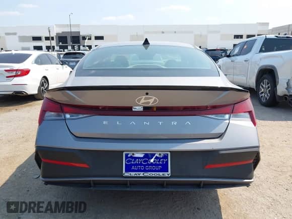 2025 Hyundai Elantra SEL Sport с VIN KMHLM4DG4SU021781, выставлен на аукционе IAAI как лот 42922601 с пробегом 2 866 миль миль и . История ставок и продаж доступна на DreamBid. Изображение 17.