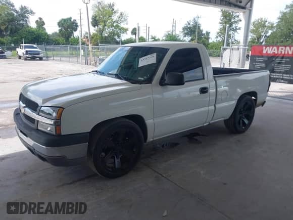 2005 Chevrolet Silverado 1500 Work Truck z VIN 1GCEC14XX5Z318107, wystawiony jako IAAI lot #43367766 z przebiegiem 104 186 mil mil oraz . Historia ofert i sprzedaży dostępna na DreamBid. Obrazek 17.