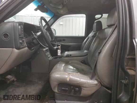 2000 Chevrolet Suburban LS z VIN 3GNGK26U7YG175911, wystawiony jako Copart lot #82316414 z przebiegiem 167 392 mil mil oraz Czysty tytuł • Clean title. Historia ofert i sprzedaży dostępna na DreamBid. Obrazek 7.