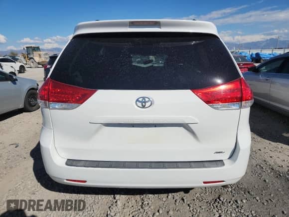 2011 Toyota Sienna LE z VIN 5TDJK3DC9BS017061, wystawiony jako Copart lot #81839295 z przebiegiem Nie podano mil oraz Szkoda całkowita • Salvage title. Historia ofert i sprzedaży dostępna na DreamBid. Obrazek 6.