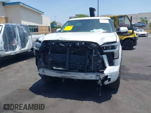 2023 Toyota Tundra Limited Hybrid z VIN 5TFJC5DBXPX037076, wystawiony jako IAAI lot #42324604 z przebiegiem 39 900 mil mil oraz . Historia ofert i sprzedaży dostępna na DreamBid. Obrazek 6.