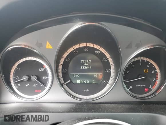 2010 Mercedes-Benz C 300 Sport z VIN WDDGF8BB4AR094008, wystawiony jako Copart lot #70715505 z przebiegiem 233 644 mil mil oraz Czysty tytuł • Clean title. Historia ofert i sprzedaży dostępna na DreamBid. Obrazek 9.