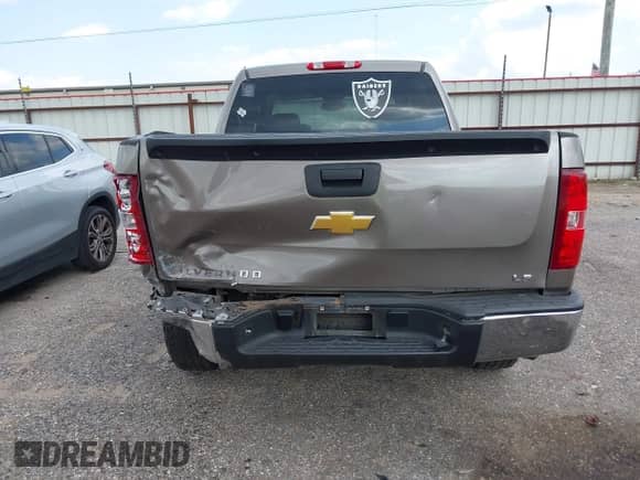 2012 Chevrolet Silverado 1500 LS z VIN 3GCPCREA1CG237415, wystawiony jako IAAI lot #43135420 z przebiegiem 215 687 mil mil oraz . Historia ofert i sprzedaży dostępna na DreamBid. Obrazek 16.