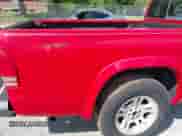 2003 Dodge Dakota z VIN 1D7FL16X63S355300, wystawiony jako IAAI lot #42140778 z przebiegiem 224 898 mil mil oraz . Historia ofert i sprzedaży dostępna na DreamBid. Obrazek 15.