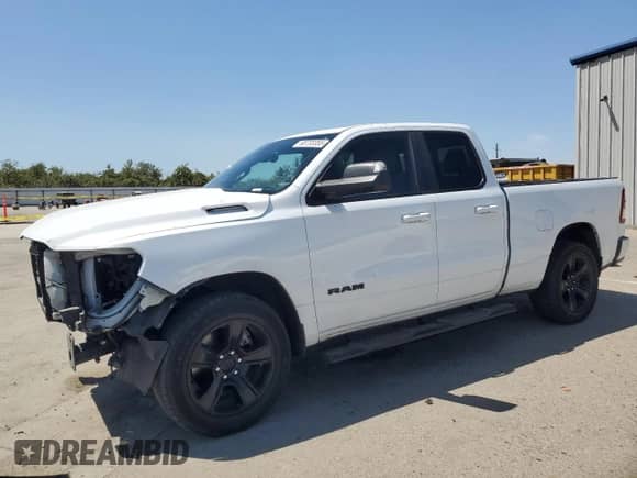 2020 Ram 1500 Big Horn z VIN 1C6RREBT9LN121612, wystawiony jako Copart lot #68733355 z przebiegiem 79 061 mil mil oraz Szkoda całkowita • Salvage title. Historia ofert i sprzedaży dostępna na DreamBid. Obrazek 1.